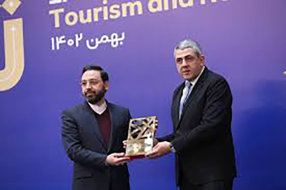 اهـدای لـوح ثبـت جـهانی روستای «کندوان» به استاندار آذربایجان شرقی اهـدای لـوح ثبـت جـهانی روستای «کندوان» به استاندار آذربایجان شرقی