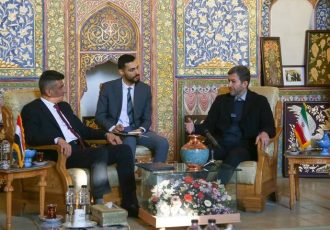 کنسولگری عراق در اصفهان فعالیت خود را رسماً آغاز کرد با تقدیم روا نامه سرکنسول عراق به استاندار اصفهان رسماً فعالیت کنسولگری عراق در اصفهان آغاز شد. کنسولگری عراق در اصفهان فعالیت خود را رسماً آغاز کرد با تقدیم روا نامه سرکنسول عراق به استاندار اصفهان رسماً فعالیت کنسولگری عراق در اصفهان آغاز شد.