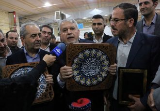 لوح ثبت شهر ملی سفال به شهردار کوزه کنان اهدا شد