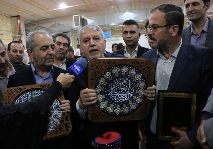 لوح ثبت شهر ملی سفال به شهردار کوزه کنان اهدا شد لوح ثبت شهر ملی سفال به شهردار کوزه کنان اهدا شد