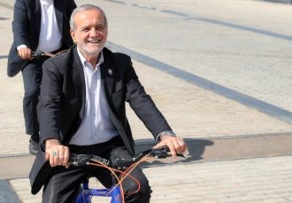 رکابزنی رییس جمهور در مسیر سلامتاصفهان رکابزنی رییس جمهور در مسیر سلامتاصفهان