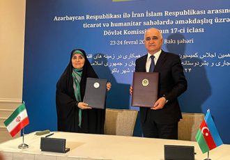 وزیر راه و شهرسازی، در سفر به جمهوری آذربایجان و حضور در هفدهمین اجلاس کمیسیون مشترک اقتصادی دو کشور، از طرح بازآفرینی شهری باکو موسوم به «آغشهر» (شهر سفید) بازدید کرد. وزیر راه و شهرسازی، در سفر به جمهوری آذربایجان و حضور در هفدهمین اجلاس کمیسیون مشترک اقتصادی دو کشور، از طرح بازآفرینی شهری باکو موسوم به «آغشهر» (شهر سفید) بازدید کرد.