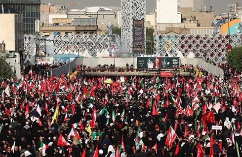 سیانان: خیابانهای تهران مملو از سوگواران ایرانی در تشییع رهبر شهید است سیانان: خیابانهای تهران مملو از سوگواران ایرانی در تشییع رهبر شهید است